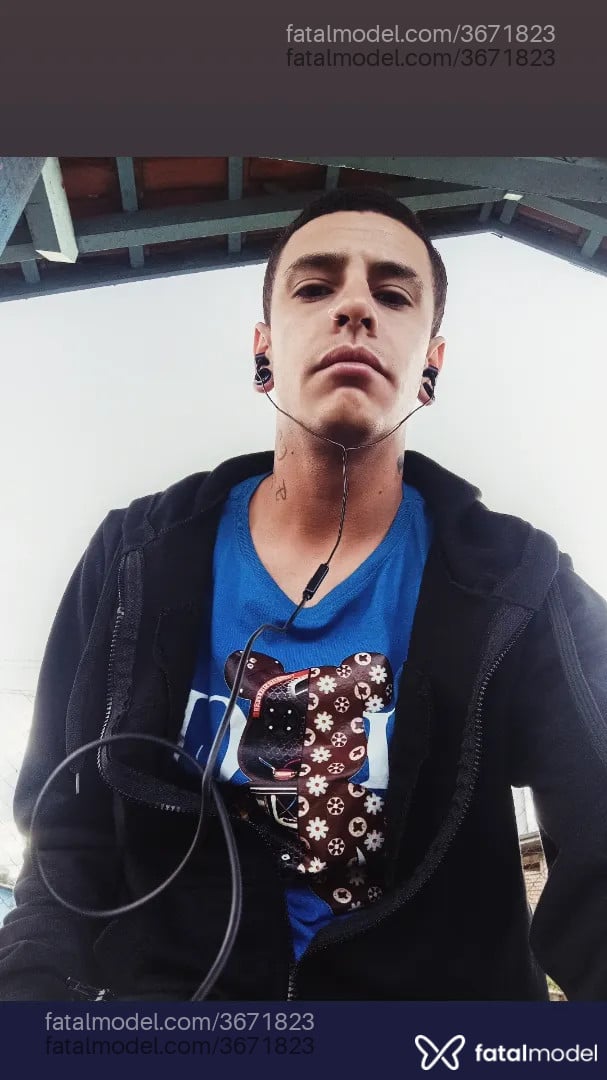 Acompanhante homem com cabelo castanho de olhos castanhos - Gangster