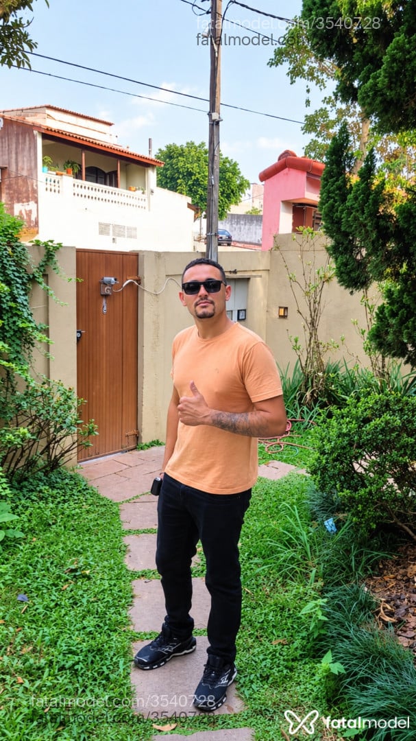 Acompanhante homem com cabelo castanho de olhos castanhos - Maik Souza