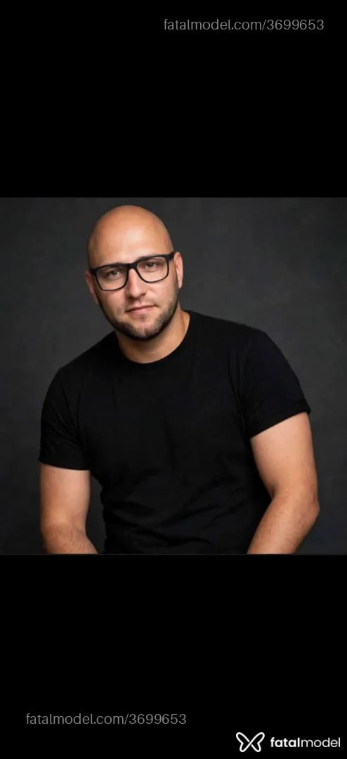 Acompanhante homem sem cabelo de olhos castanhos - Vitor
