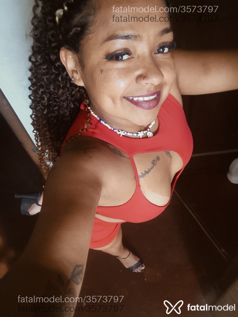 Acompanhante mulher morena (o) de olhos pretos - Débora