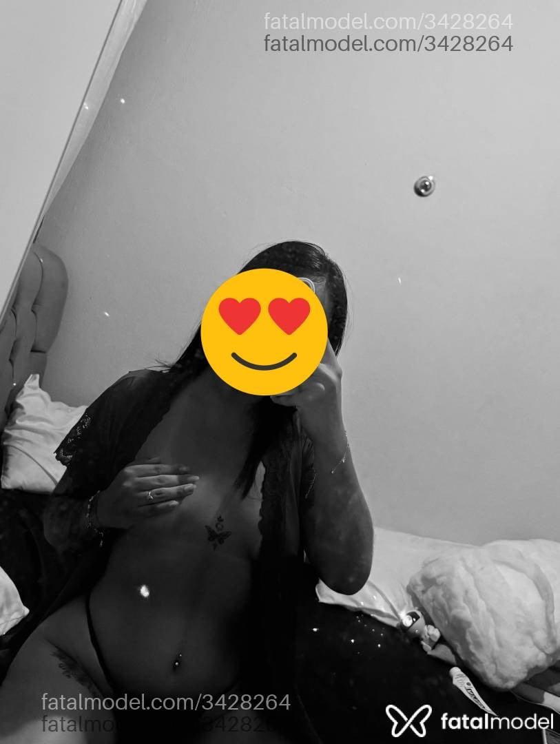 Acompanhante mulher com cabelo colorido de olhos pretos - Bruninha