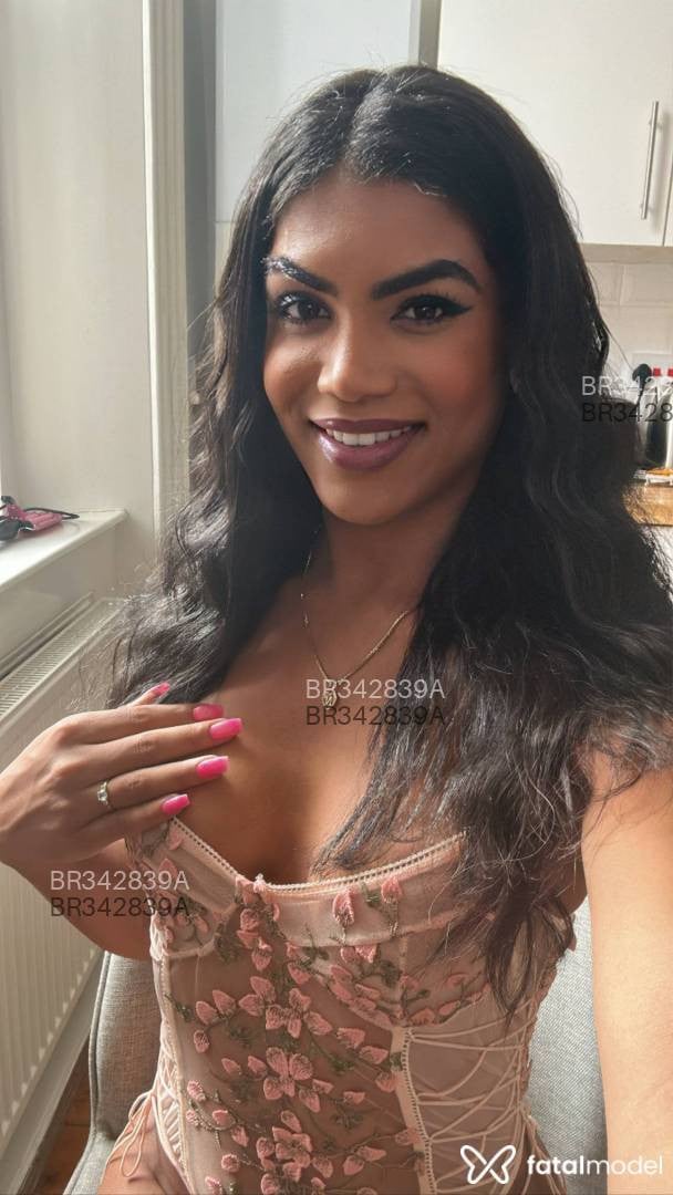 Acompanhante mulher trans com cabelo castanho de olhos castanhos - Bruna Alves