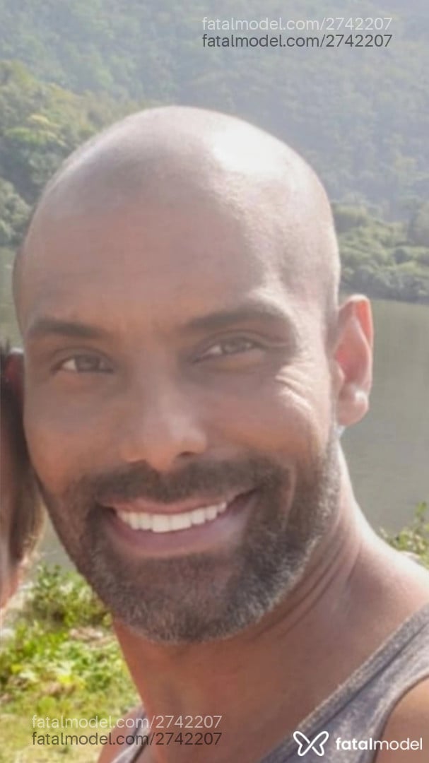 Acompanhante homem sem cabelo de olhos mel - Xandy