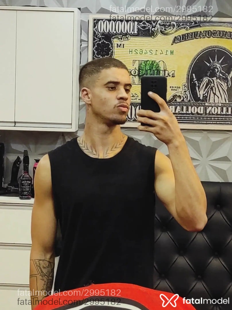 Acompanhante homem com cabelo castanho de olhos castanhos - Thiago