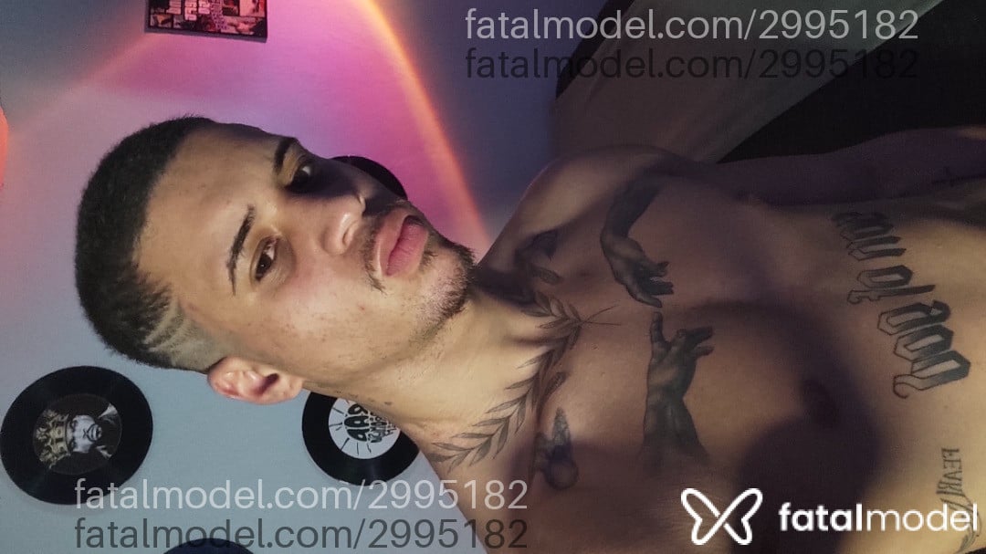 Acompanhante homem com cabelo castanho de olhos castanhos - Thiago