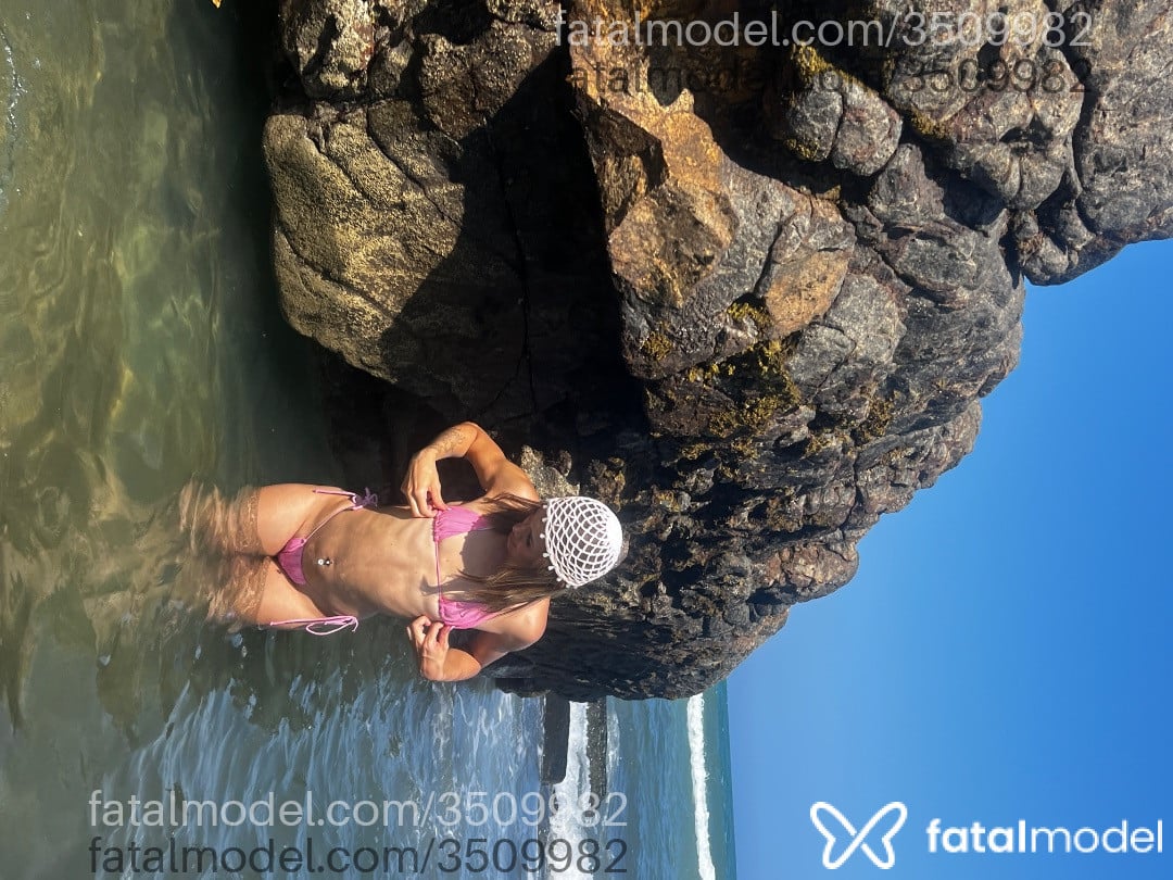 Acompanhante mulher trans com cabelo castanho de olhos castanhos - Celina Fontinelle