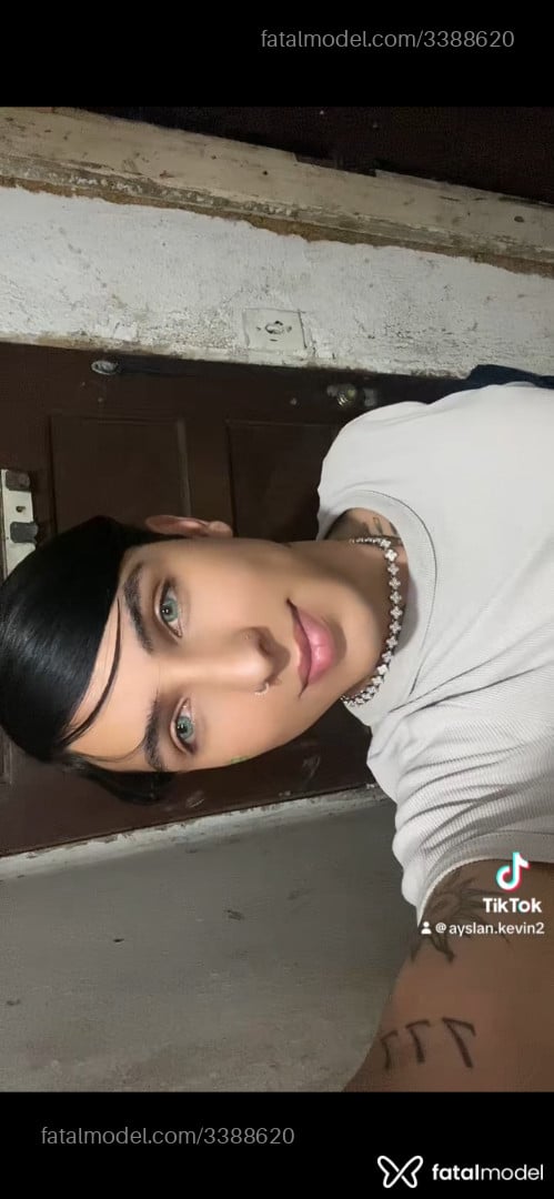 Acompanhante homem com cabelo castanho de olhos azuis - Rubzinhaaa