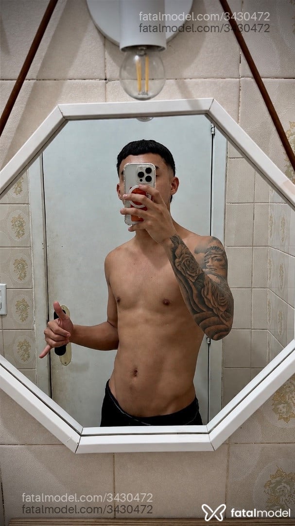 Acompanhante homem com cabelo castanho de olhos castanhos - Vitinho