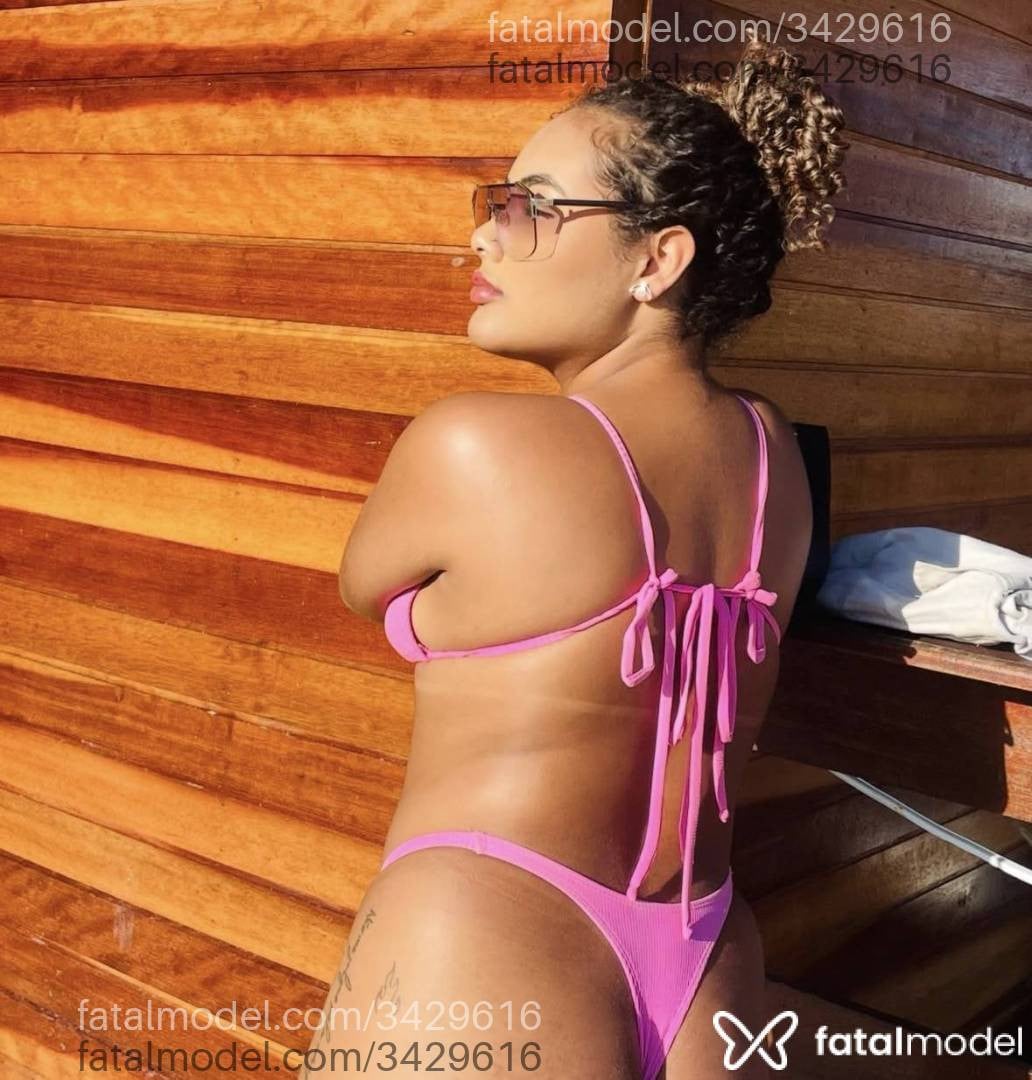 Acompanhante mulher loira (o) de olhos pretos - Lupita