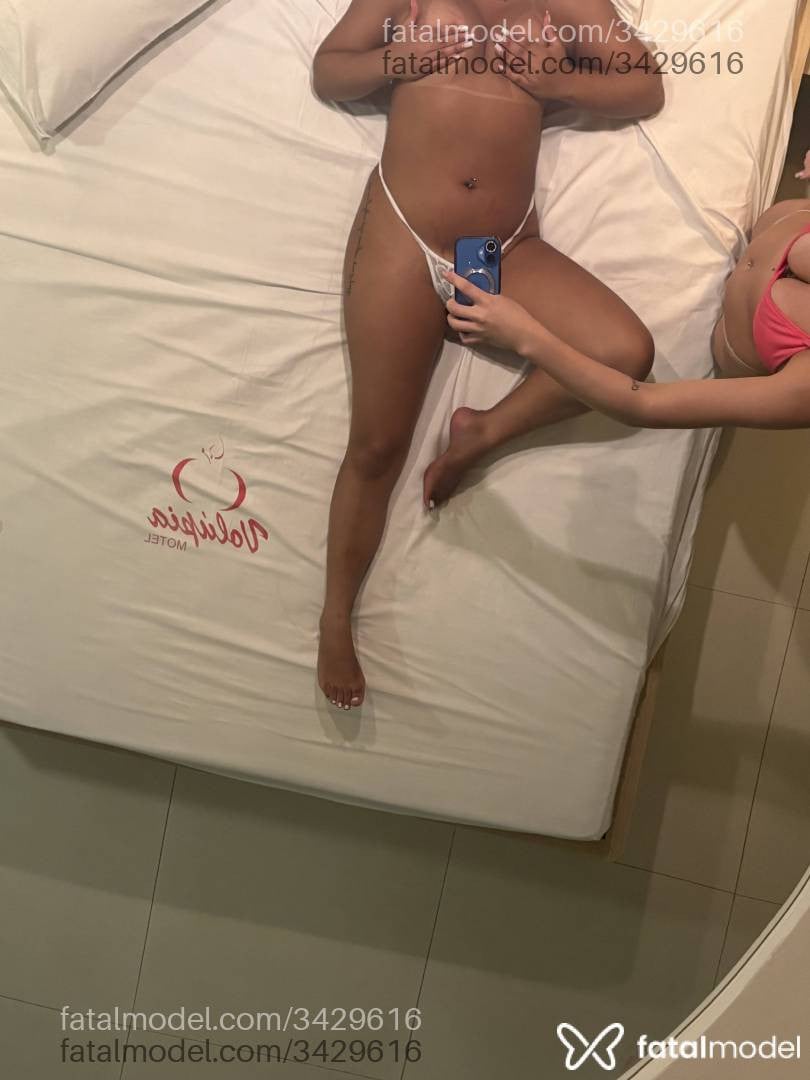 Acompanhante mulher loira (o) de olhos pretos - Lupita