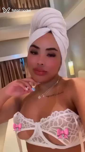 Acompanhante mulher loira (o) de olhos pretos - Lupita