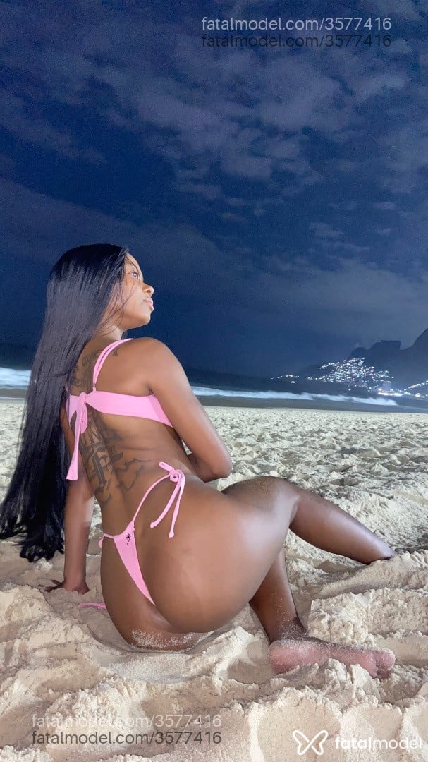 Acompanhante mulher morena (o) de olhos pretos - Natália