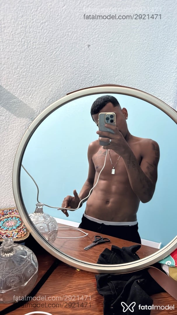 Acompanhante homem com cabelo castanho de olhos castanhos - Preto Afim