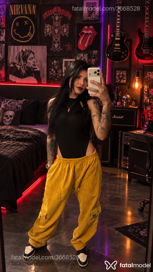 Acompanhante mulher morena (o) de olhos pretos - Karen Camargo