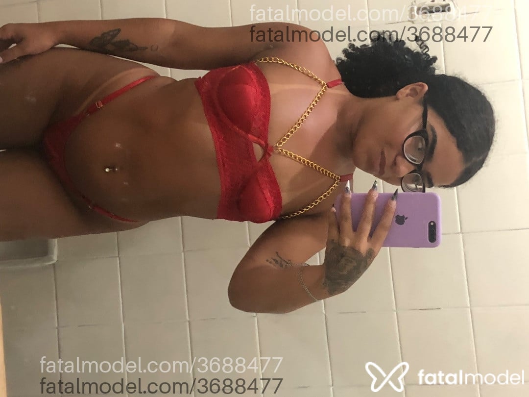 Acompanhante mulher morena (o) de olhos castanhos - Memel