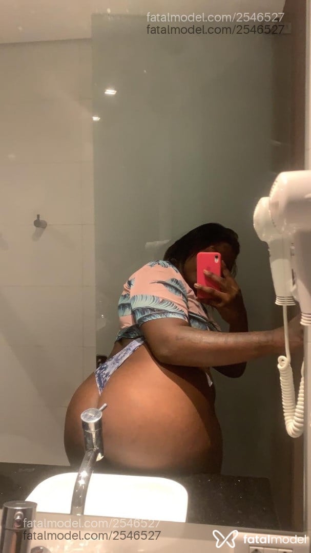 Acompanhante mulher trans morena (o) de olhos pretos - Allana Cardoso