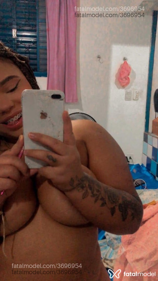 Acompanhante mulher morena (o) de olhos pretos - Bombozinho