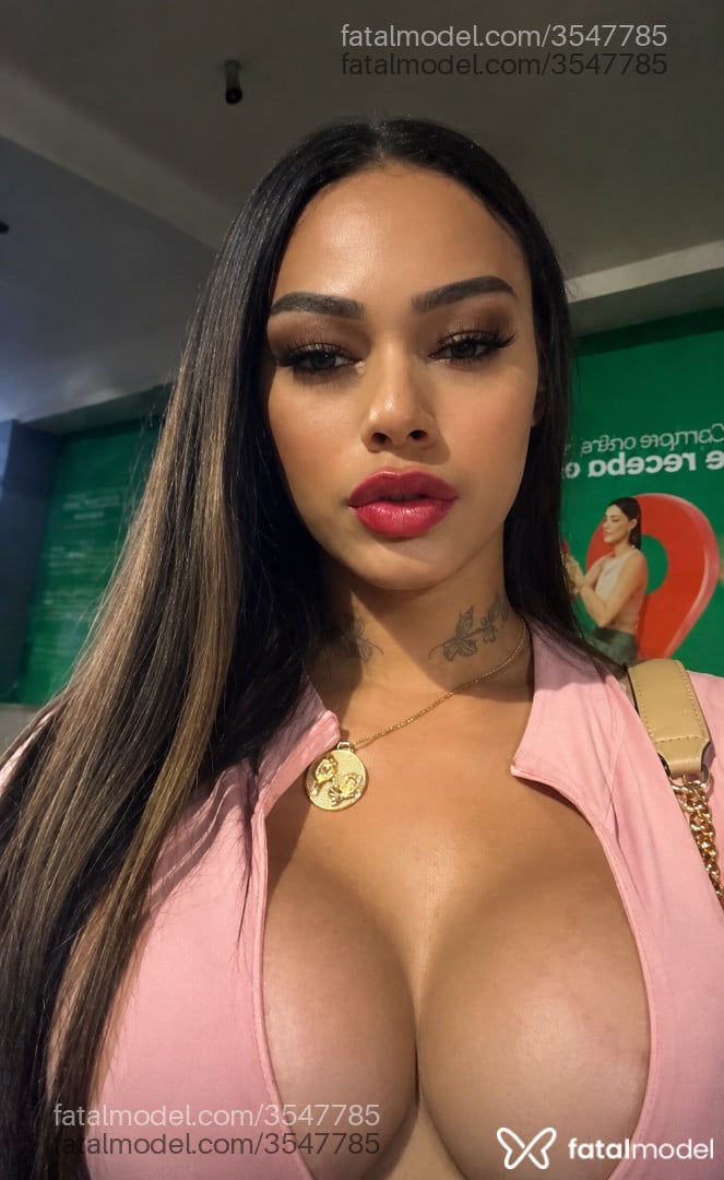 Acompanhante mulher trans com cabelo castanho de olhos castanhos - Morena Leitera