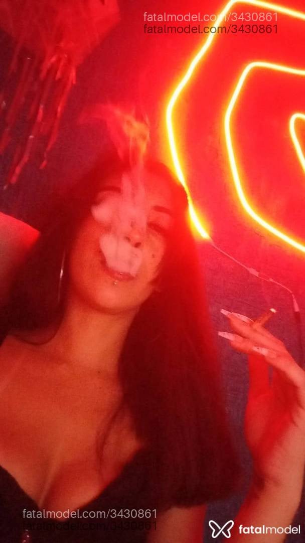 Acompanhante mulher morena (o) de olhos mel - Bella Weed