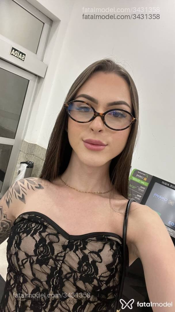 Acompanhante mulher trans com cabelo castanho de olhos verdes - Brenda Dutra