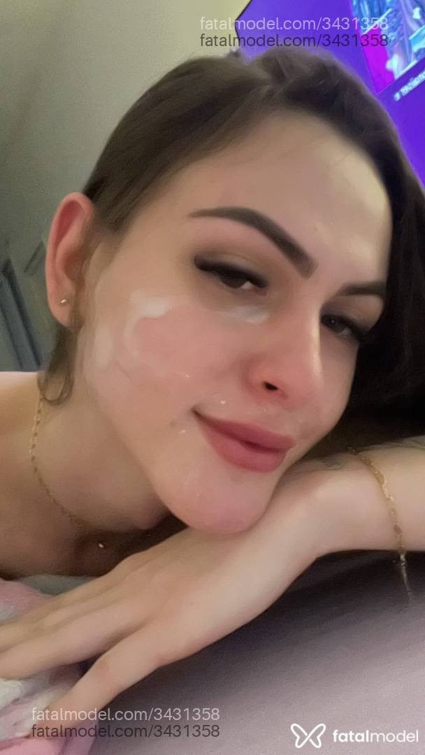 Acompanhante mulher trans com cabelo castanho de olhos verdes - Brenda Dutra