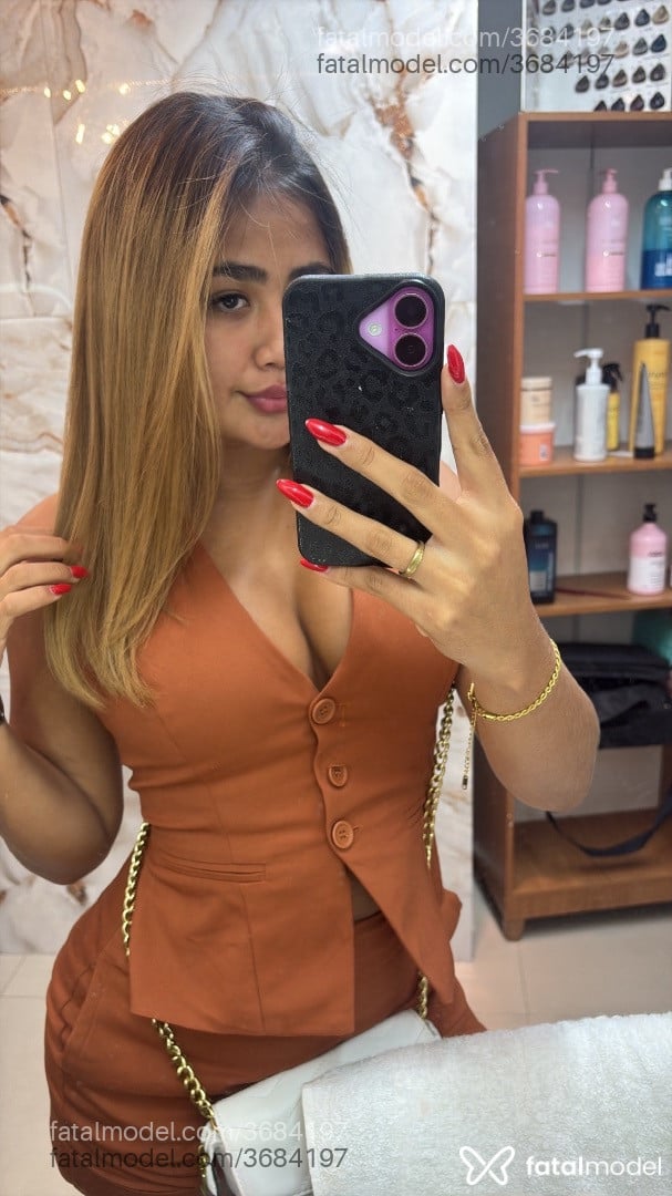 Acompanhante mulher loira (o) de olhos castanhos - Beatriz Frasson