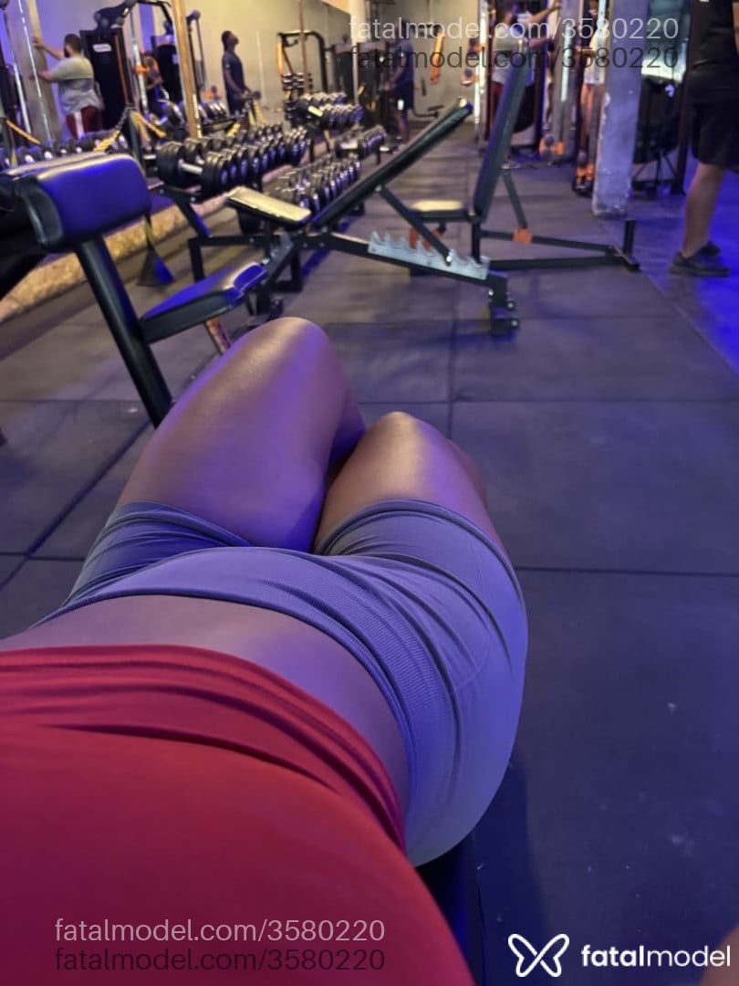Acompanhante mulher morena (o) de olhos pretos - Larissa