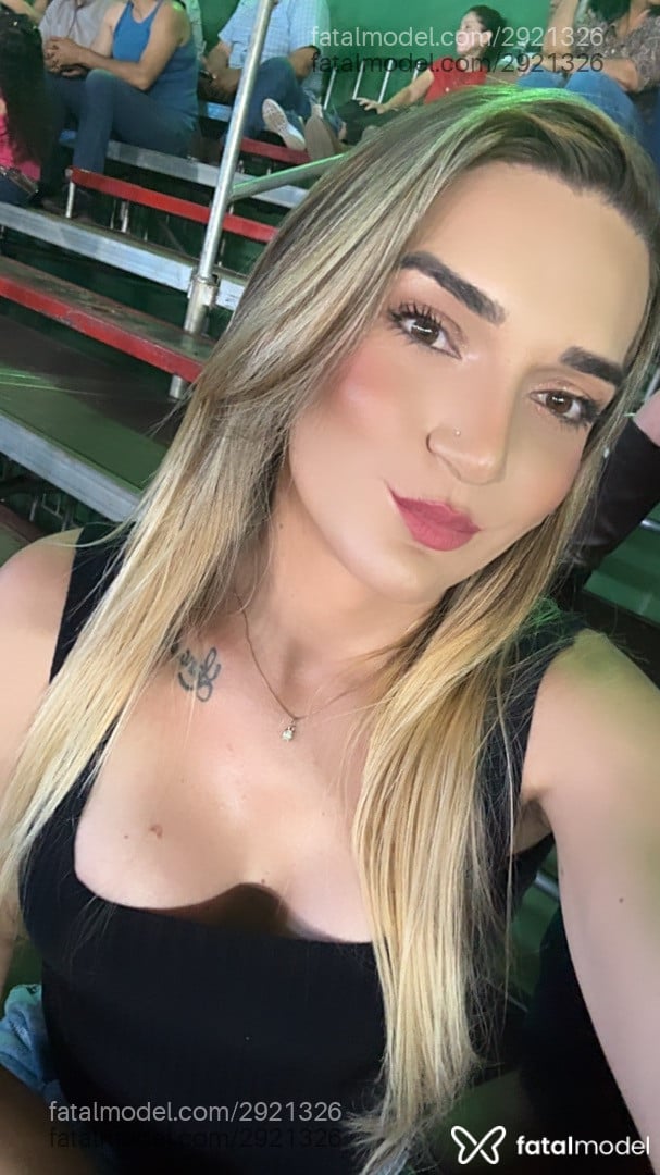Acompanhante mulher trans loira (o) de olhos mel - Lorena