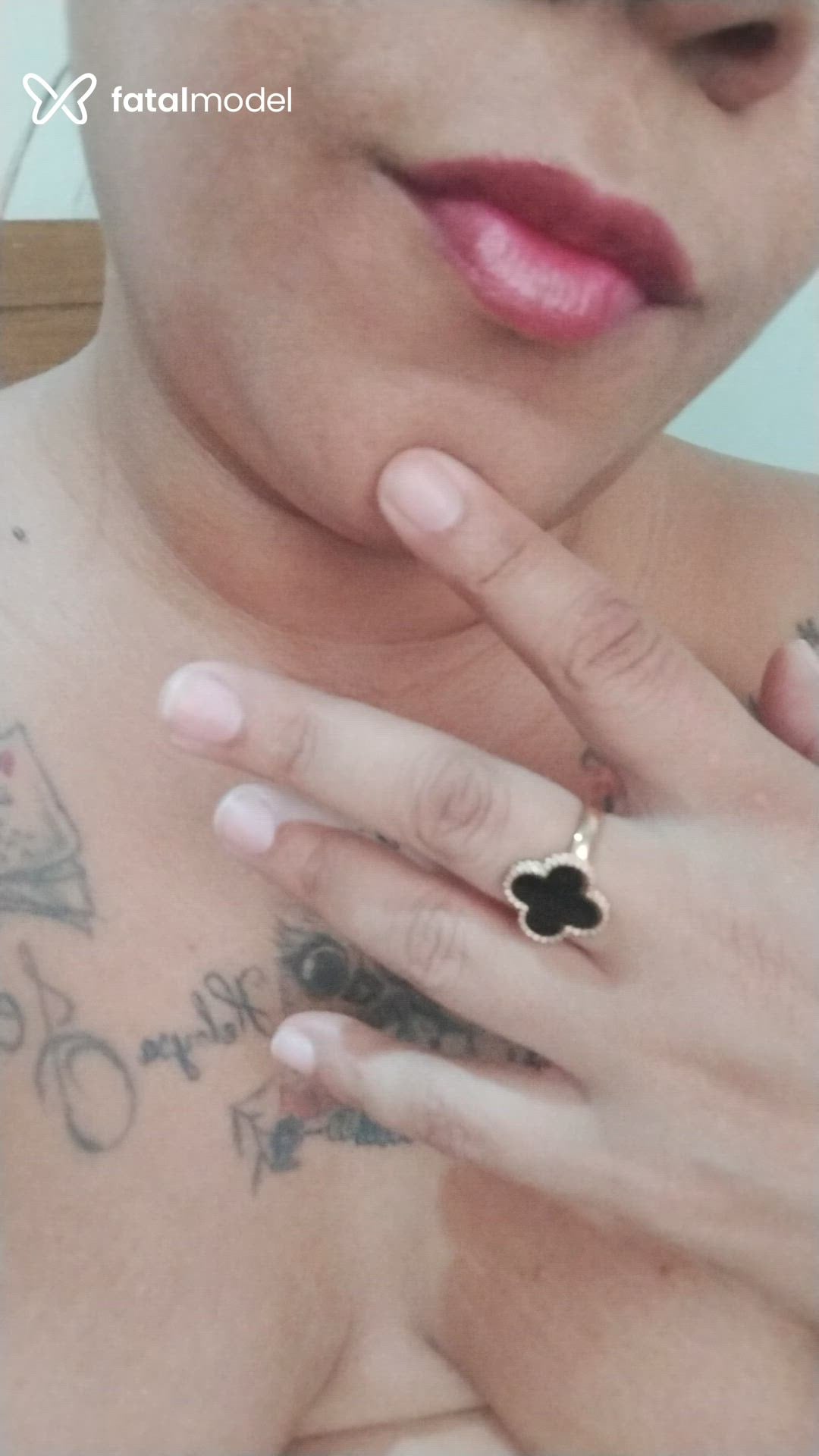 Acompanhante mulher ruiva (o) de olhos pretos - Lara Albuquerque