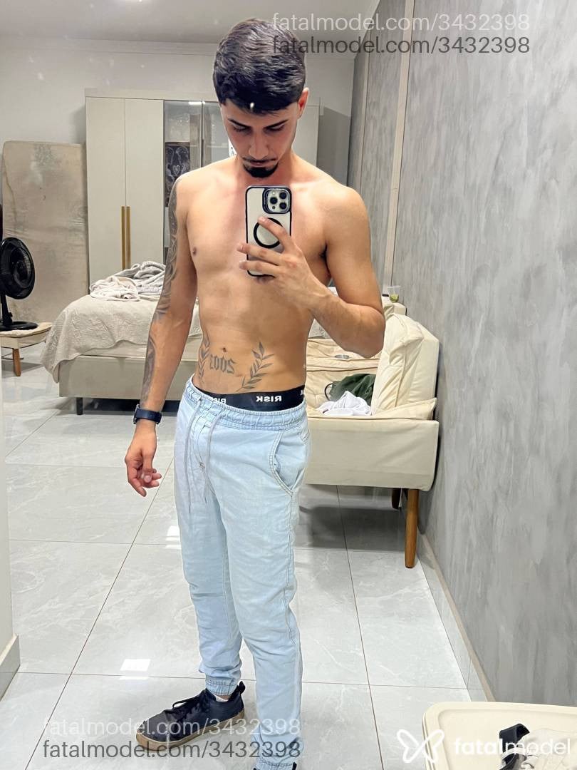 Acompanhante homem com cabelo castanho de olhos castanhos - Pedro Moura