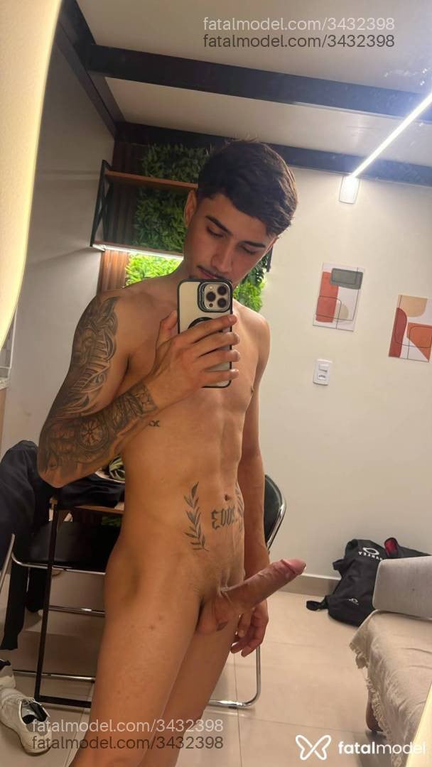Acompanhante homem com cabelo castanho de olhos castanhos - Pedro Moura