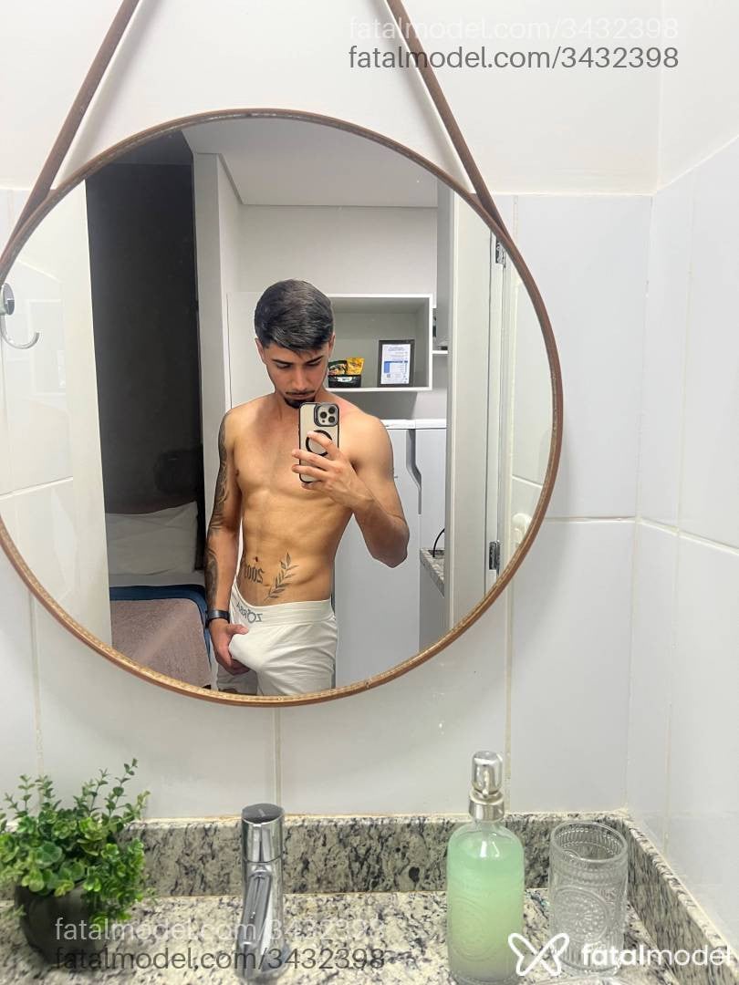Acompanhante homem com cabelo castanho de olhos castanhos - Pedro Moura
