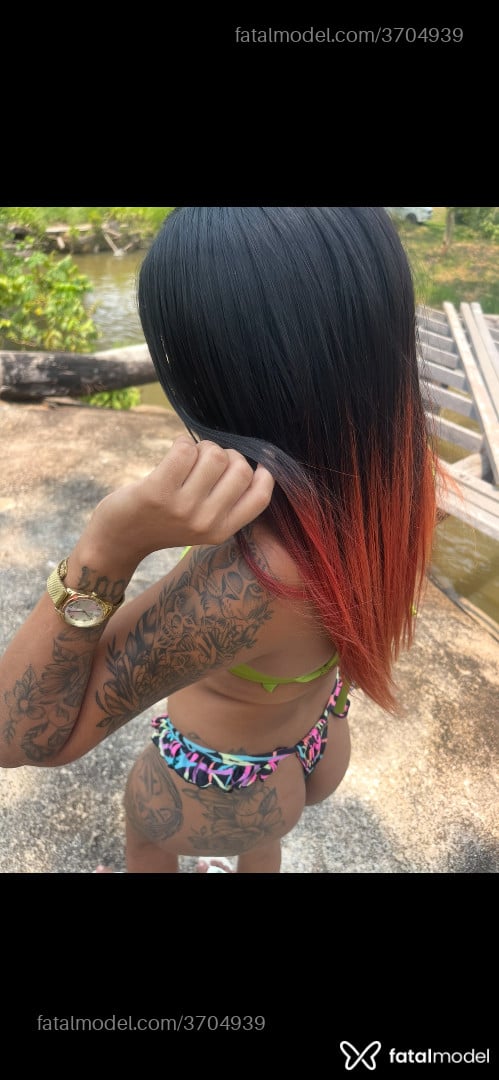 Acompanhante mulher com cabelo colorido de olhos pretos - May Moura