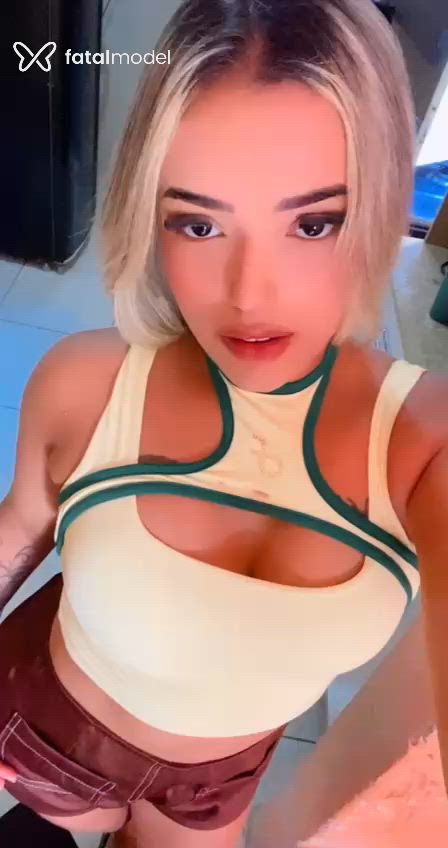 Acompanhante mulher loira (o) de olhos pretos - Débora