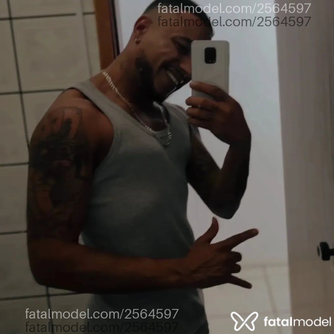 Acompanhante homem sem cabelo de olhos castanhos - Lorran