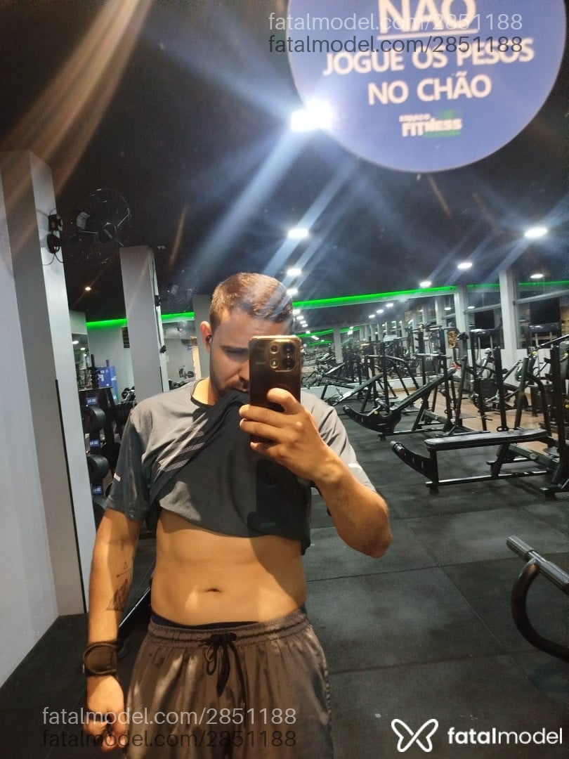Acompanhante homem com cabelo castanho de olhos castanhos - Ricardo Sales