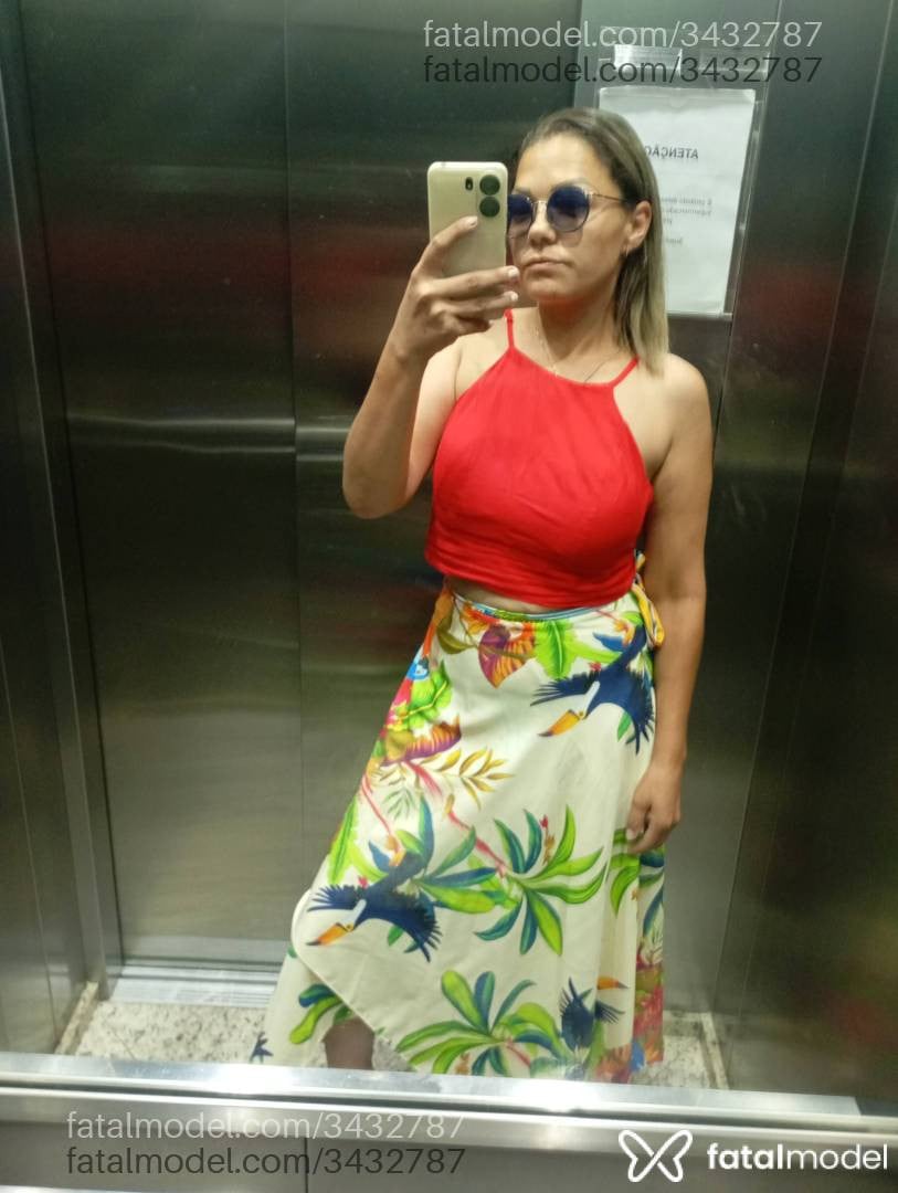 Acompanhante mulher loira (o) de olhos castanhos em Itapema - Luanna Sanches