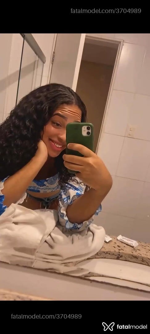 Acompanhante mulher trans com cabelo castanho de olhos pretos - Geo Lopes