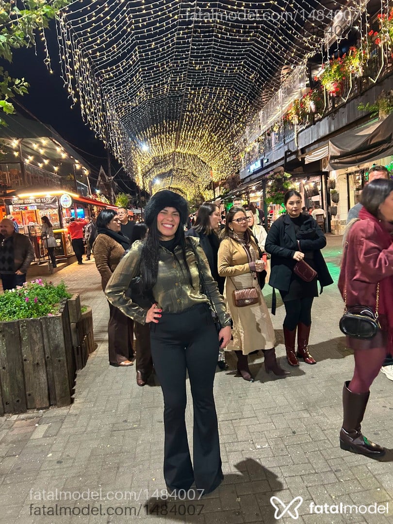 Acompanhante mulher com cabelo castanho de olhos castanhos - Luíza Pavanelli