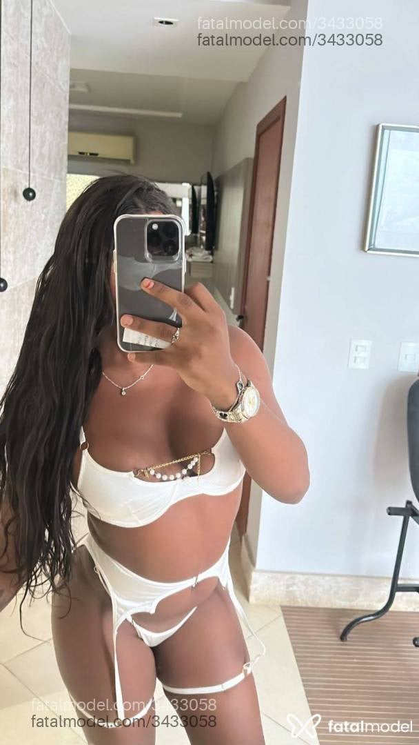 Acompanhante mulher trans com cabelo castanho de olhos castanhos - Júlia