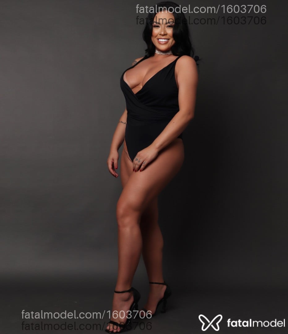 Acompanhante mulher morena (o) de olhos pretos - Yumi Nakashima