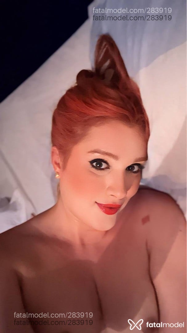Acompanhante mulher trans ruiva (o) de olhos castanhos - Íris Castro
