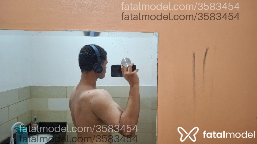 Acompanhante homem com cabelo castanho de olhos pretos - Diego