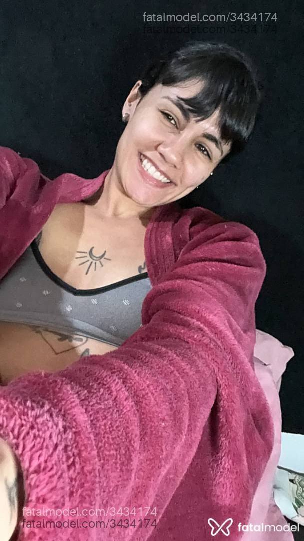 Acompanhante mulher morena (o) de olhos pretos - Alice