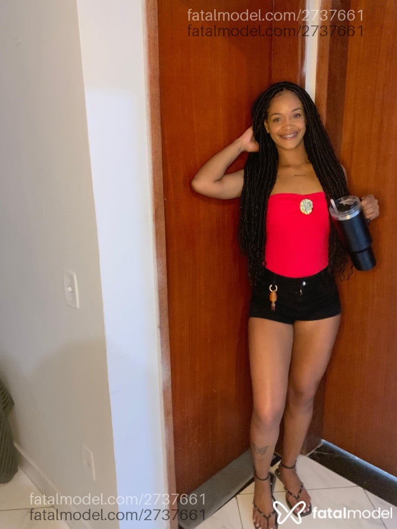 Acompanhante mulher com cabelo castanho de olhos castanhos - Rafaela Monteiro