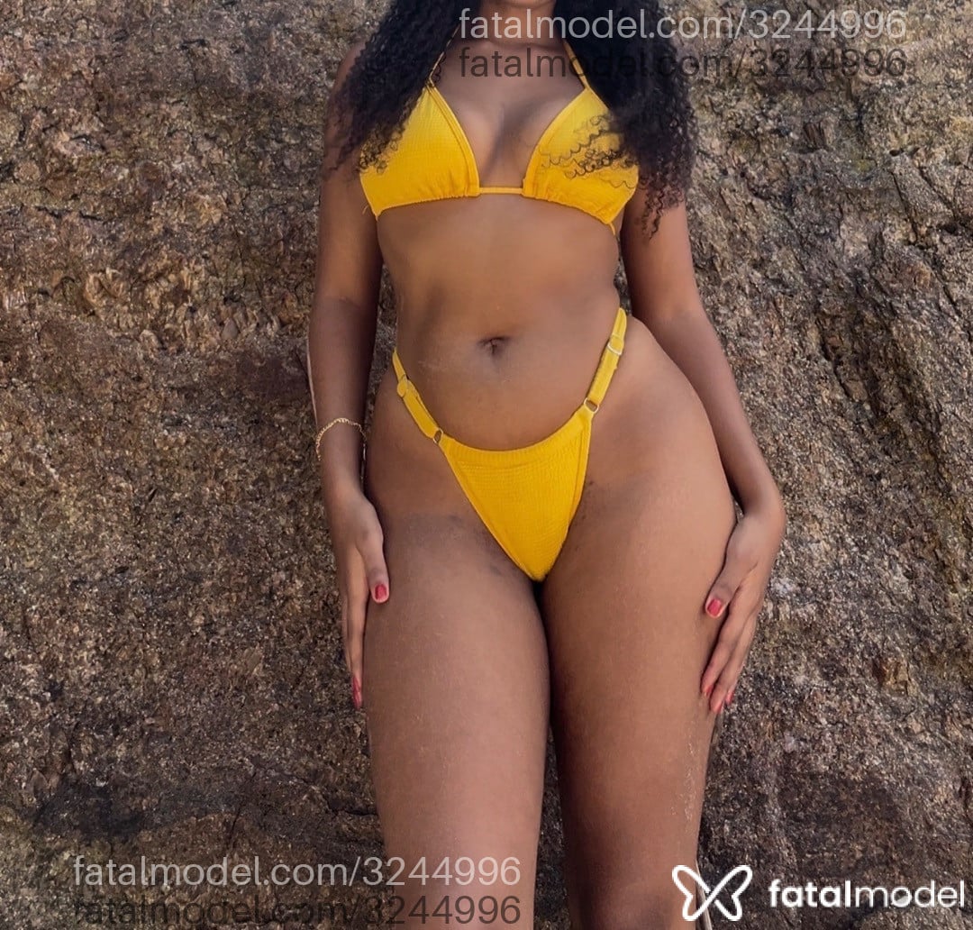 Acompanhante mulher morena (o) de olhos pretos - Kiara