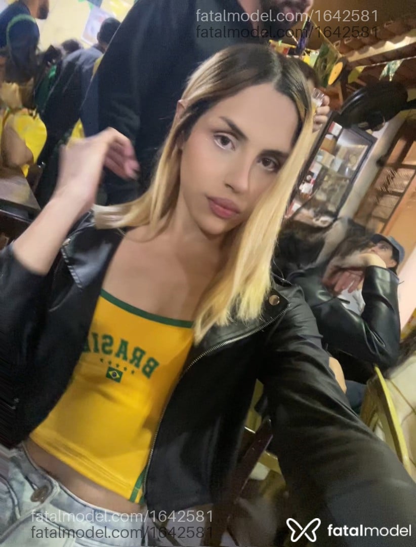 Acompanhante mulher trans morena (o) de olhos castanhos - Cecília