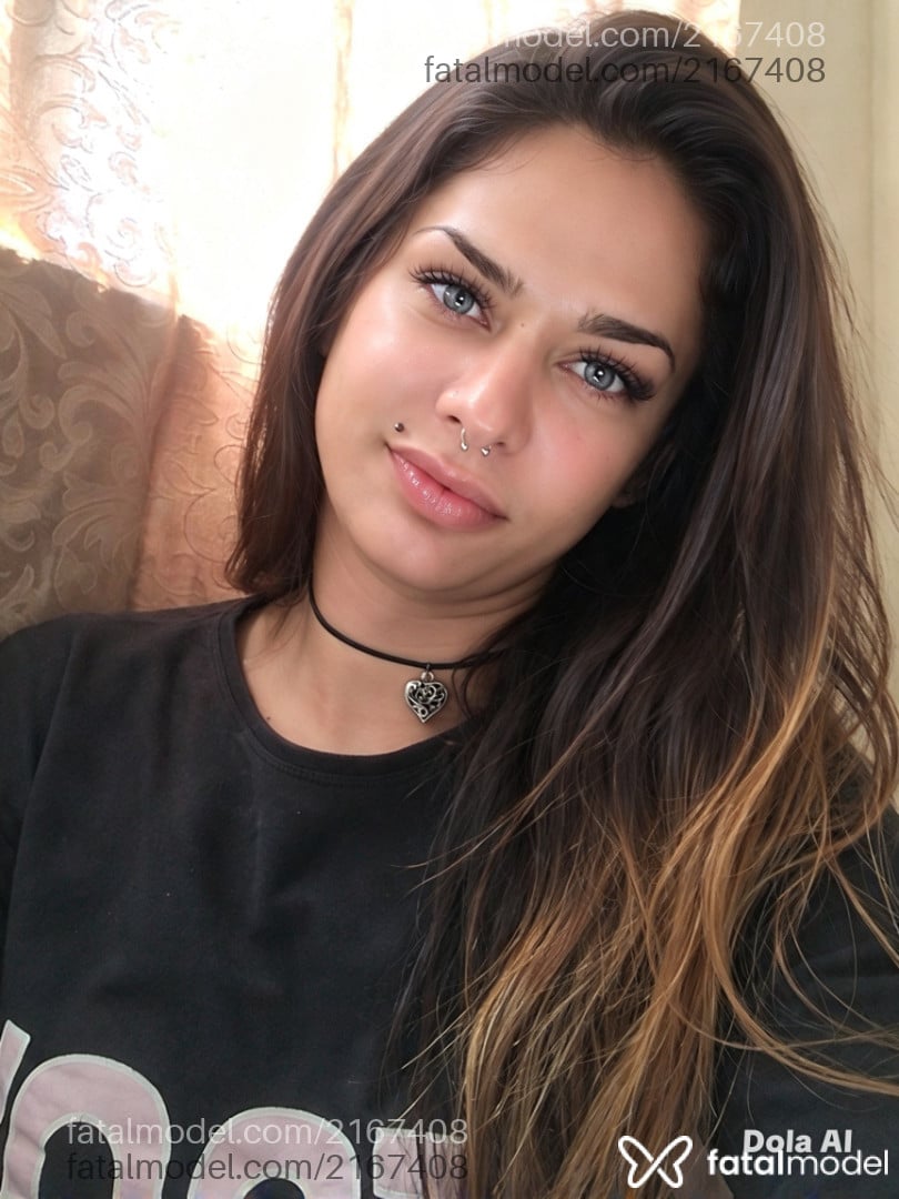 Acompanhante mulher trans com cabelo castanho de olhos mel - Sthefany Hills