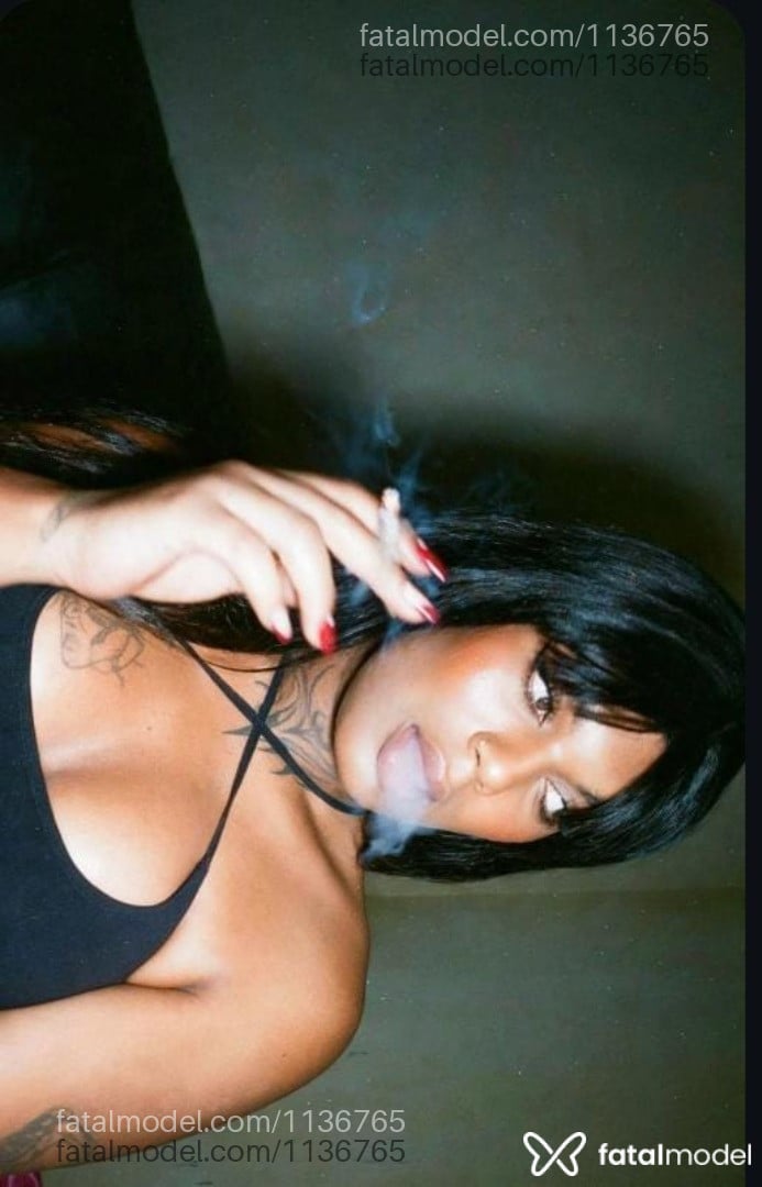 Acompanhante mulher trans morena (o) de olhos castanhos - Samms cruz