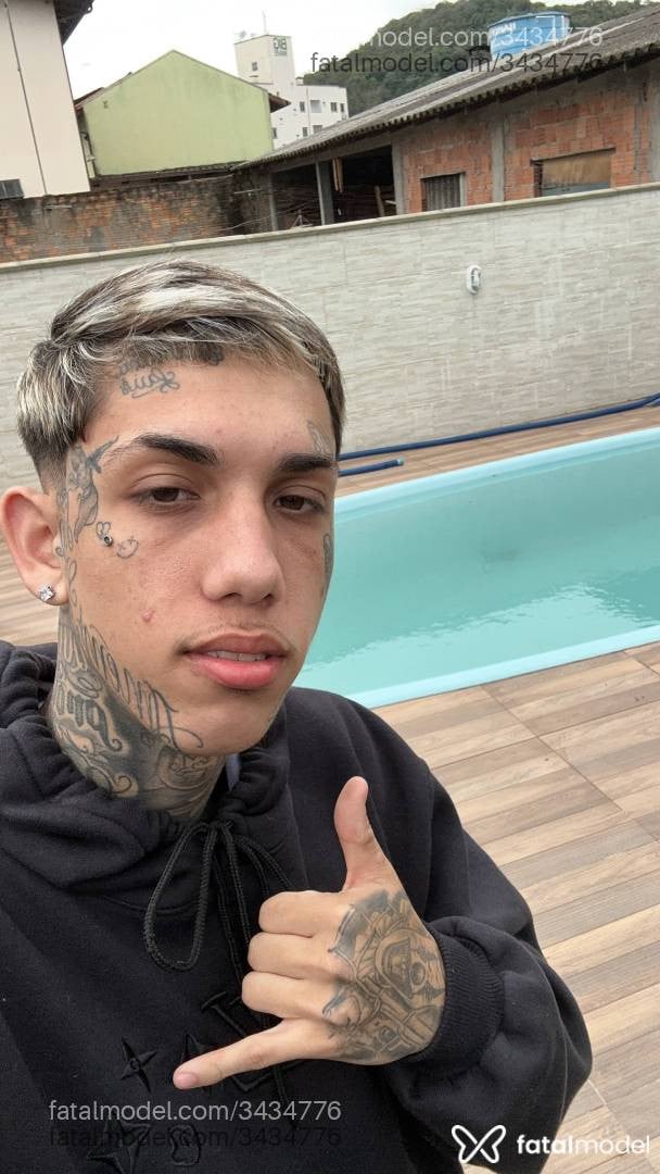 Acompanhante homem com cabelo castanho de olhos castanhos - Jp Vilão